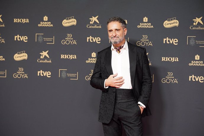 El cantautor Jorge Drexler posa en la alfombra roja de la 39º edición de los Premios Goya, en el Palacio de Exposiciones y Congresos de Granada, a 8 de febrero de 2025, en Granada, Andalucía (España). Los galardones son otorgados de manera anual por la Ac