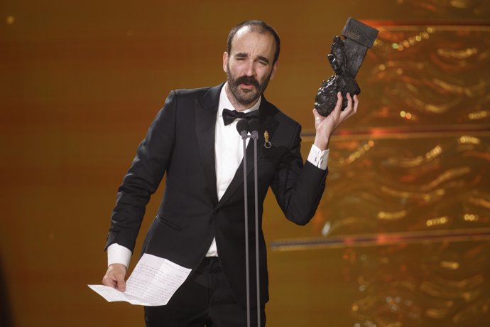 El guionista Eduard Sola ganan el Goya Mejor Guión Original por 'Casa en flames' en la 39º edición de los Premios Goya 