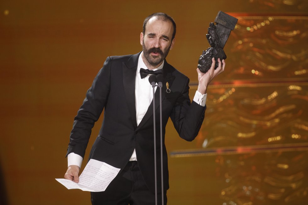 El guionista Eduard Sola ganan el Goya Mejor Guión Original por 'Casa en flames' en la 39 edición de los Premios Goya 