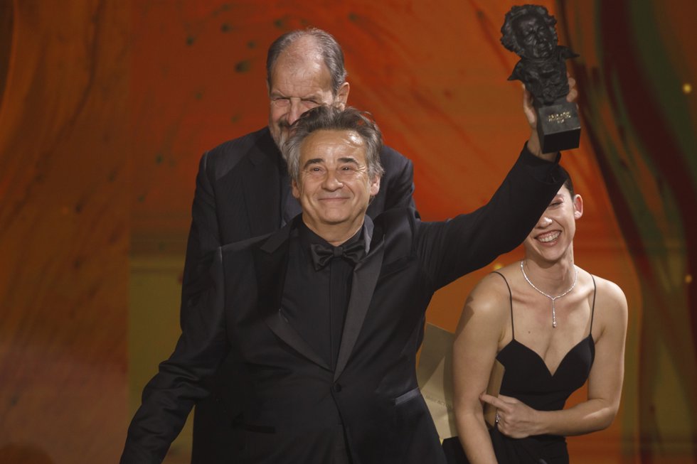El actor Eduard Fernández tras ganar el Goya a Mejor actor protagonista por su trabajo en Marcodurante la gala de entrega de la 39 edición de los Premios Goya, en el Palacio de Exposiciones y Congresos de Granada, a 8 de febrero de 2025, en 