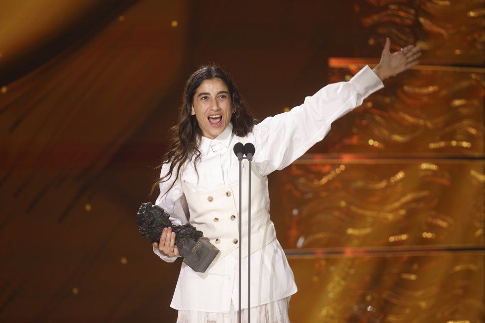 La actriz Carolina Yuste tras ganar el Goya a Mejor actriz protagonista por su trabajo en La infiltrada durante la gala de entrega de la 39 edición de los Premios Goya, en el Palacio de Exposiciones y Congresos de Granada, a 8 de febrero de 2025, 