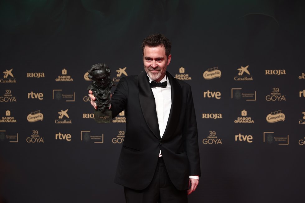 El director Pol Rodríguez posa tras recibir el Goya a Mejor director, por 'Segundo premio', en la 39 edición de los Premios Goya