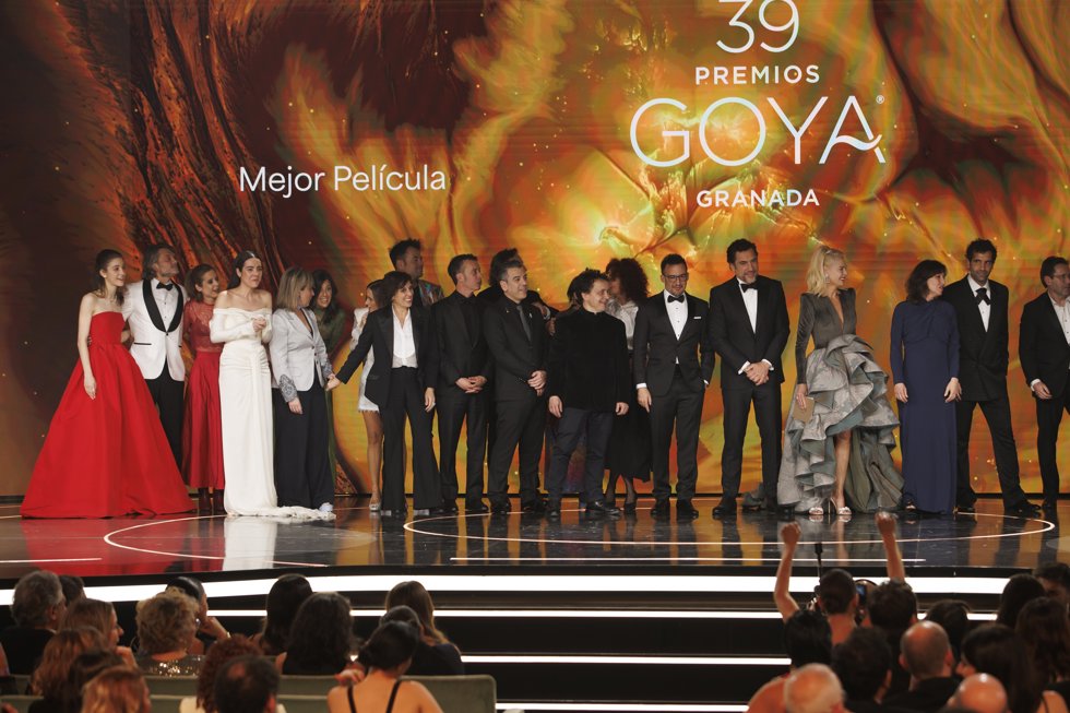 El equipo de las películas 'El 47' y 'La infiltrada' tras ganar el Goya ex aequo a Mejor película durante la gala de entrega de la 39 edición de los Premios Goya, en el Palacio de Exposiciones y Congresos de Granada, a 8 de febrero de 2025, en 