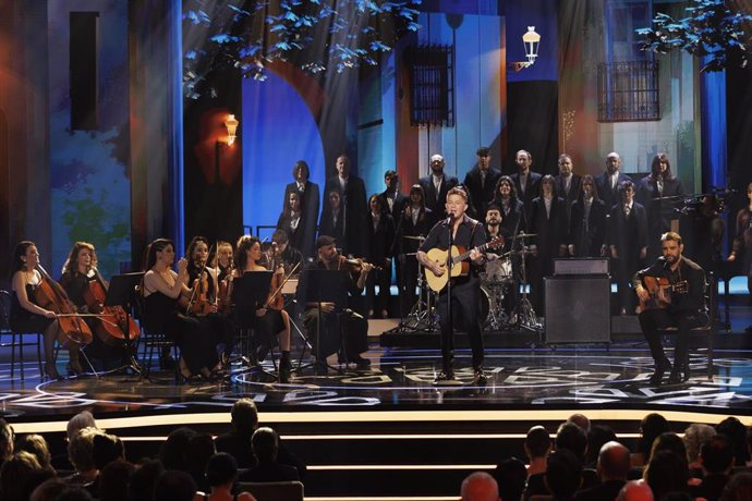 El cantante Alejandro Sanz durante la gala de entrega de la 39º edición de los Premios Goya, con la Orquesta y el Coro de la Universidad de Granada.