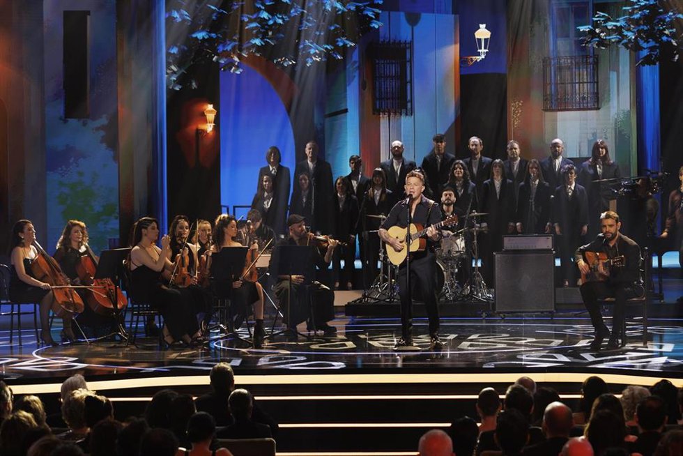 El cantante Alejandro Sanz durante la gala de entrega de la 39 edición de los Premios Goya, con la Orquesta y el Coro de la Universidad de Granada.