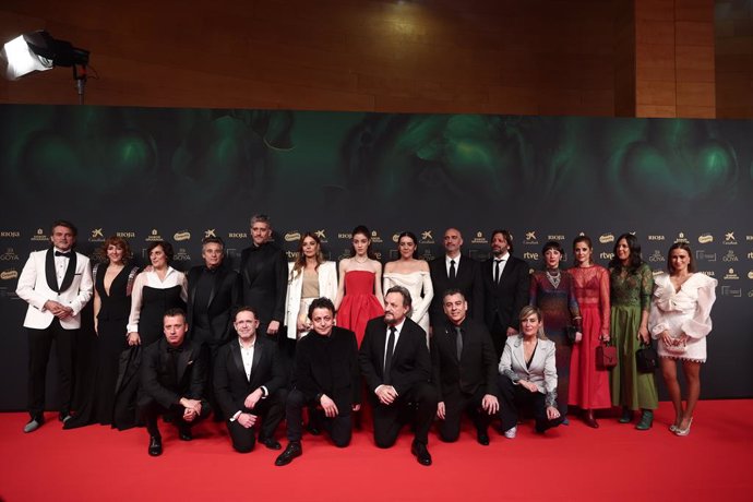 El equipo de 'El 47' posa en la alfombra roja de la 39º edición de los Premios Goya, en el Palacio de Exposiciones y Congresos de Granada, a 8 de febrero de 2025, en Granada, Andalucía (España). Los galardones son otorgados de manera anual por la Academia