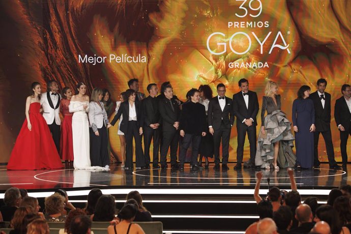 El equipo de las películas 'El 47' y 'La infiltrada' tras ganar el Goya ex aequo a Mejor película durante la gala de entrega de la 39º edición de los Premios Goya, en el Palacio de Exposiciones y Congresos de Granada, a 8 de febrero de 2025, en Granada,