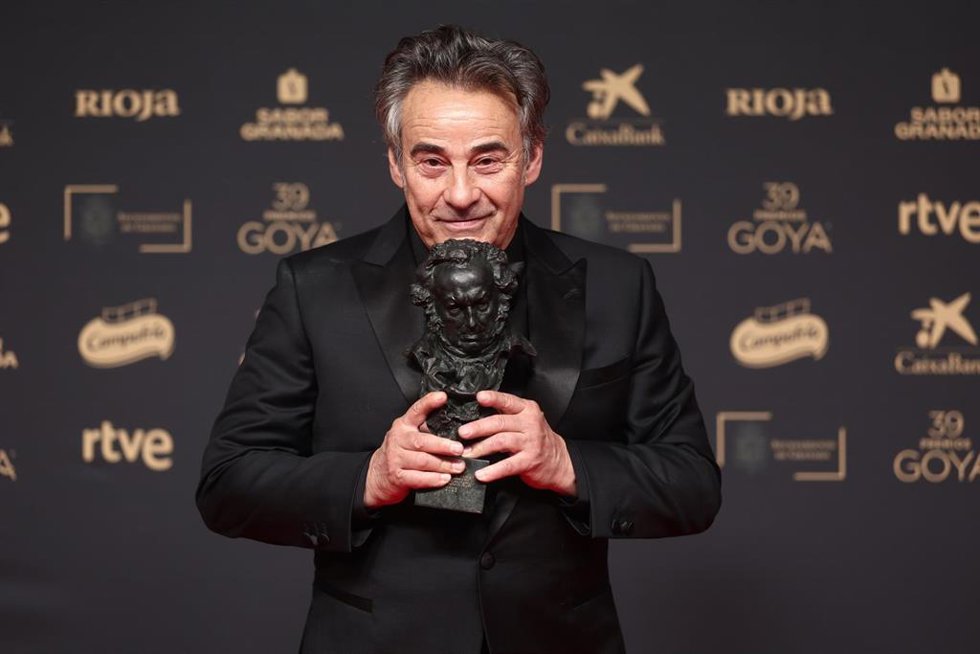 El actor Eduard Fernández posa tras recibir el Goya a Mejor actor protagonista, por 'Marco', en la 39 edición de los Premios Goya, en el Palacio de Exposiciones y Congresos de Granada, a 8 de febrero de 2025, en Granada, Andalucía (España). Los galardo