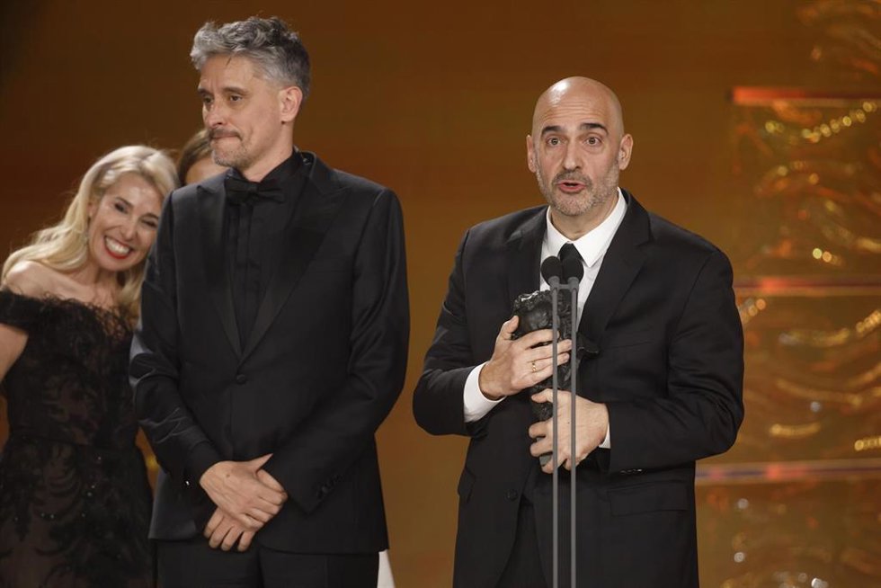 El director Marcel Barrena (i) junto a el productor Javier Méndez recibe Goya ex aequo a Mejor Película por 'El 47' en la 39 edición de los Premios Goya, en el Palacio de Exposiciones y Congresos de Granada