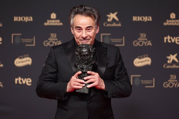 El actor Eduard Fernández posa tras recibir el Goya a Mejor actor protagonista, por 'Marco', en la 39º edición de los Premios Goya, en el Palacio de Exposiciones y Congresos de Granada, a 8 de febrero de 2025, en Granada, Andalucía (España). Los galardone