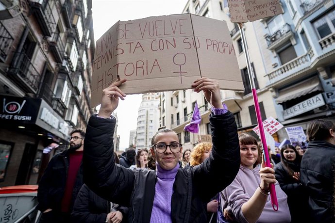 Archivo - Una joven con una pancarta durante una manifestación por el 8M, Día Internacional de la Mujer