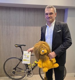 El exciclista Igor González de Galdeano exhibe su segundo libro, 'Líderes de amarillo', la pulsión interna de 9 ganadores del Tour de Francia.