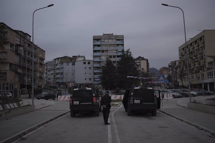 Archivo - December 24, 2022, Mitrovica, Kosovo: Italian Carabinbarieri are on routine watch at the new Ibar bridge connecting the two sides of Mitrovica in northern Kosovo in Mitovica, Kosovo, on 24 December 2022. Tensions between Kosovo and Serbia are ri