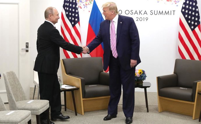 Archivo - HANDOUT - 14 June 2019, Japan, Osaka: US President Donald Trump (R) shakes hands with Russian President Vladimir Putin during their meeting on the sidelines of the G20 summit. Photo: -/Kremlin/dpa - ATTENTION: editorial use only and only if the 