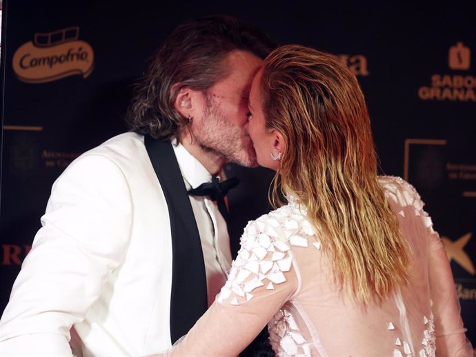 El actor Salva Sevilla celebra su Premio Goya junto a la actriz Kira Miró, en la 39º edición de los Premios Goya, en el Palacio de Exposiciones y Congresos de Granada, a 8 de febrero de 2025, en Granada, Andalucía (España).