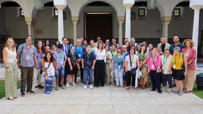 La parlamentaria de Por Andalucía Esperanza Gómez, junto a personas con discapacidad intelectual. (Foto de archivo).