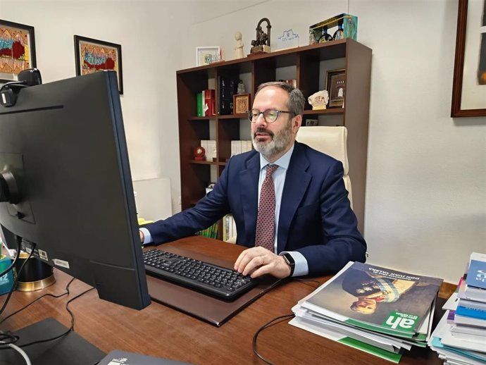 Adolfo Molina, trabajando en su despacho de la Delegación del Gobierno andaluz.