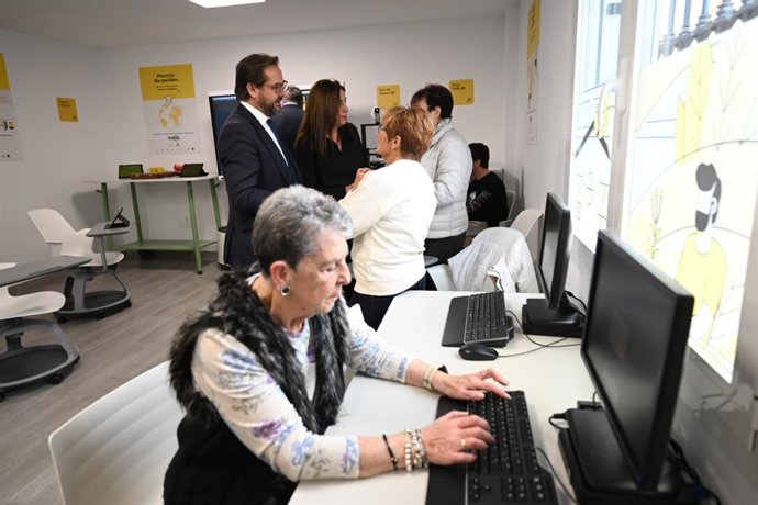 Personas mayores en un Punto Vuela de Andalucía. (Foto de archivo).
