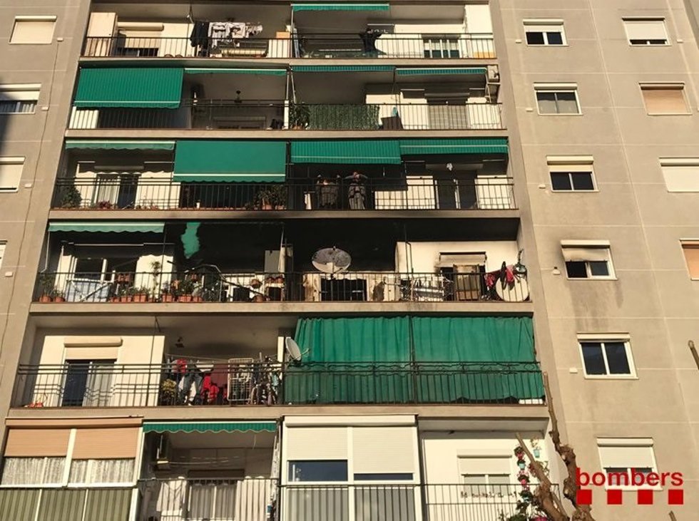 Archivo - Incendio en un bloque de pisos de La Llagosta (Barcelona)