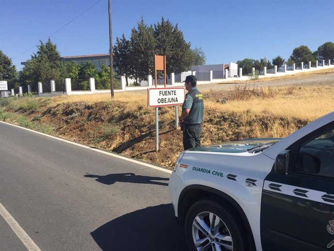 Archivo - Un agente de la Guardia Civil en Fuente Obejuna.