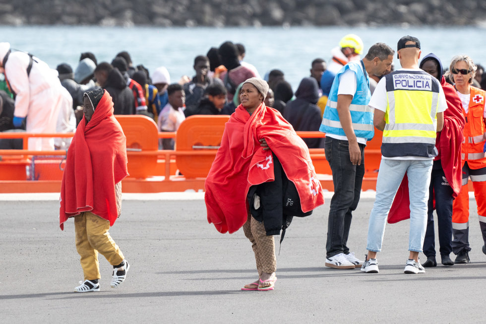 Varios servicios de emergencia atienden a migrantes recién rescatados de un cayuco, en Puerto Naos, a 4 de enero de 2025, en Arrecife, Lanzarote, Canarias (España).