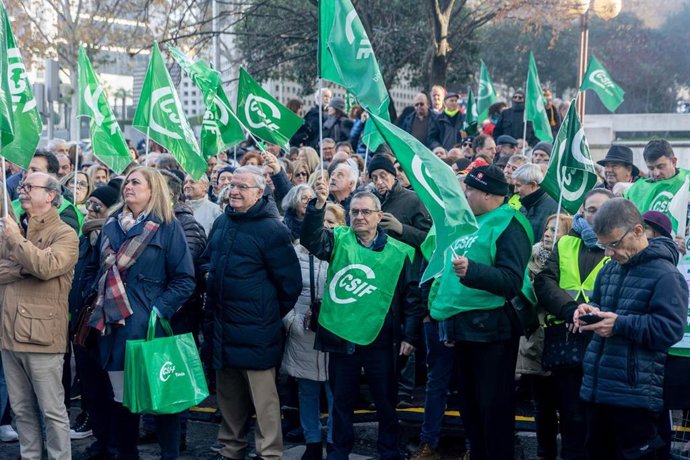Archivo - Decenas de personas durante una concentración, frente a la Dirección General de Muface de Madrid.