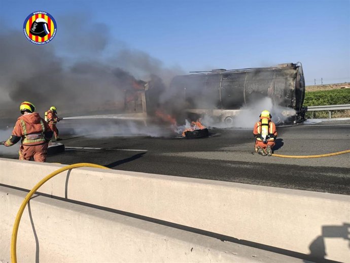 Archivo - Camión incendiado en la A7