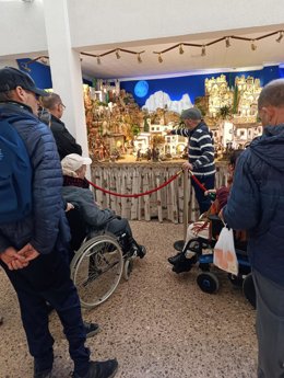 Imagen de una iniciativa de Acción Social: salida a visitar un belén en Navidad