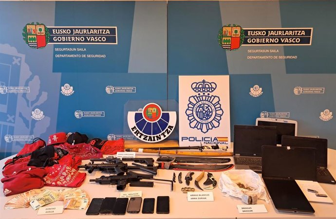 Material requisadoa los integrantes del 'coro' de la banda juvenil violenta Blood