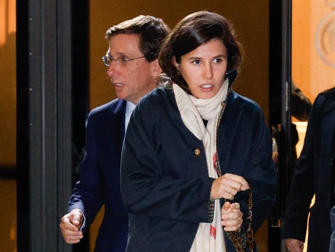 Teresa Urquijo y José Luis Martínez-Almeida salen del Estadio Santiago Bernabéu tras el partido del Real Madrid vs Atlético de Madrid a 08 de Febrero de 2025 en Madrid (España).