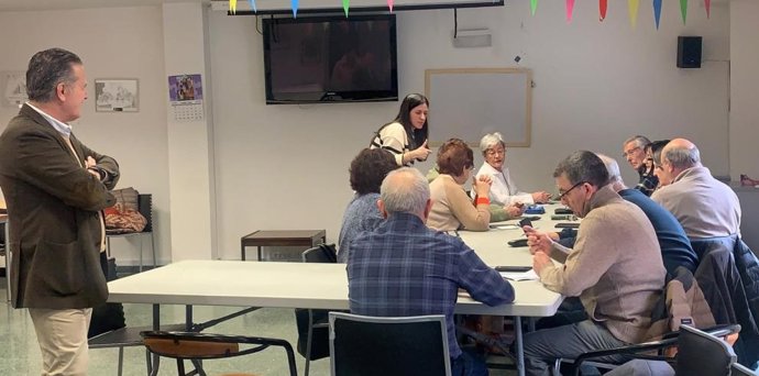 A La Izquierda, Máximo Ariza, Director General De Mayores, Con Los Participantes De Uno De Los Cursos De 'Conéctate A La Vida', Impartidos En La Almunia De Doña Godina.