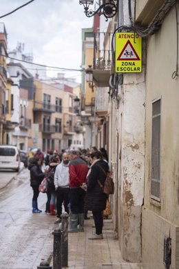 Archivo - Familiares esperan a los alumnos a la salida del colegio 'La Inmaculada', el primero en abrir tras la dana 4 de diciembre de 2024, en Paiporta, Valencia