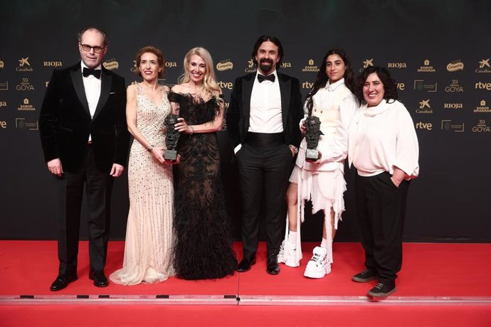 El equipo de 'La infiltrada' posa tras recibir el Goya a Mejor película (ex aequo con 'El 47'), en la 39º edición de los Premios Goya.