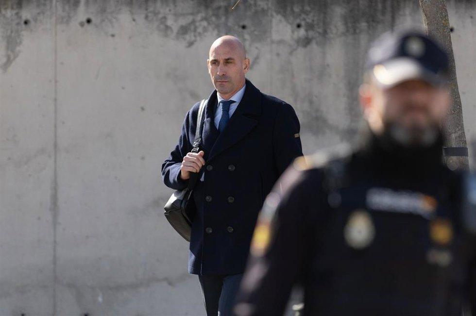 El expresidente de de la Real Federación Española de Fútbol (RFEF), Luis Rubiales, sale de la Audiencia Nacional, a 3 de febrero de 2025, en San Fernando, Madrid (España). 