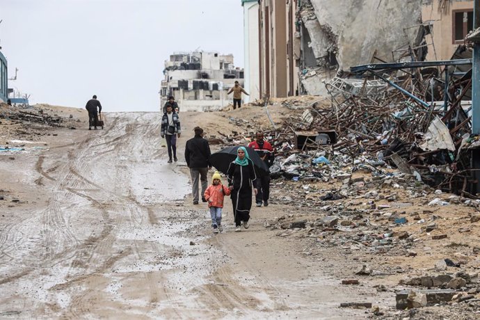 February 6, 2025, Gaza City, Gaza Strip, Palestinian Territory: Palestinians carry boxes of aid provided by UNRWA, amid a ceasefire between Hamas and Israel, in Gaza City, February 6, 2025