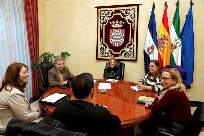 La alcaldesa de Jerez de la Frontera, María José García-Pelayo, ofrece el respaldo municipal a la  asociació Dislexia Cádiz en su décimo aniversario