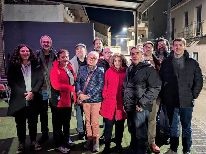El diputado de CHA, Jorge Pueyo, junto a otros integrantes de sus partido en Quinto (Zaragoza)