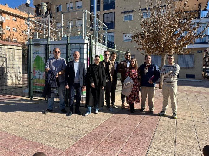 El director general de Medio Ambiente, Juan Antonio Mata, acompaña Francisco Marín, investigador de la UMU y a Lukasz Kuzma, investigador de la universidad polaca de Bialystok, en la visita a la estación de calidad del aire de San Basilio