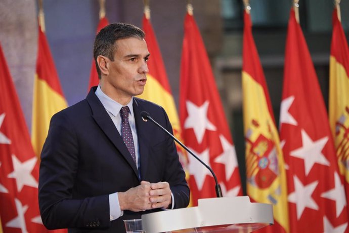 Archivo - El presidente del Gobierno, Pedro Sánchez,  ofrece una rueda de prensa tras su reunión con la presidenta de la Comunidad de Madrid, Isabel Díaz Ayuso, en la sede de la Presidencia regional, en Madrid (España), a 21 de septiembre de 2020. El obje