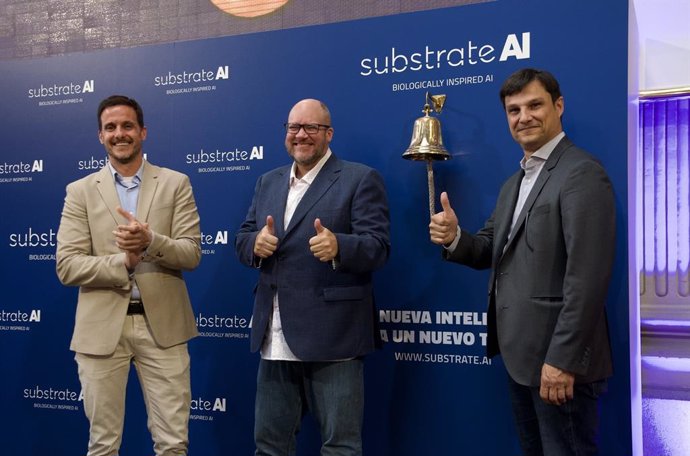 Archivo - El consejero delegado de Substrate AI, Iván García (i), el director de Tecnología, Ben Wroth (c), y el presidente de la empresa, Lorenzo Serratosa, durante el toque de campana de su salida a bolsa