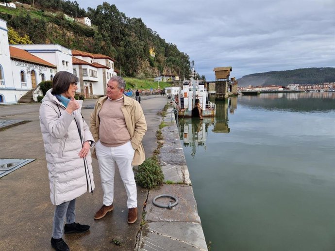 La consejera de Transición Ecológica, Industria y Desarrollo Económico, Nieves Roqueñí, junto al alcalde de Muros de Nalón, Celestino Novo, en San Esteban.