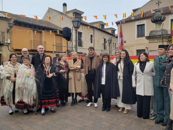 Los periodistas Sandra Golpe y Ion Garamenti en las fiestas de Santa Águeda de Zamarramala (Segovia).