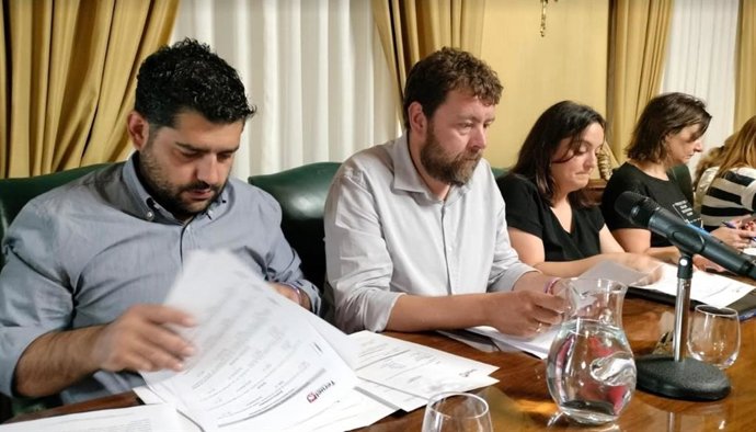 Archivo - El portavoz socialista en el Ayuntmiento de teruel, José Guillén, en el centro.