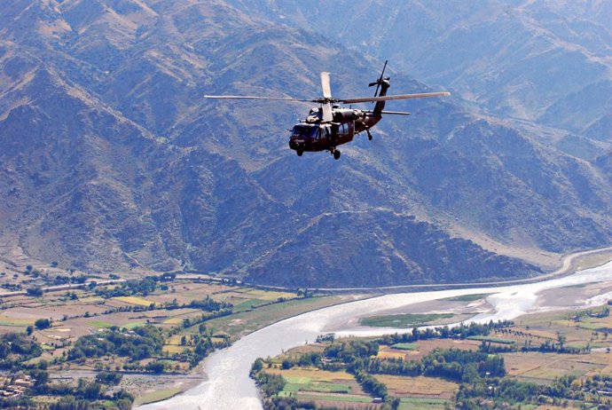 Archivo - Oct. 17, 2013 - Kunar, Kunar, Afghanistan - A U.S. Army UH-60L Black Hawk helicopter flies over a village October 17, 2013 in Kunar province, Afghanistan.