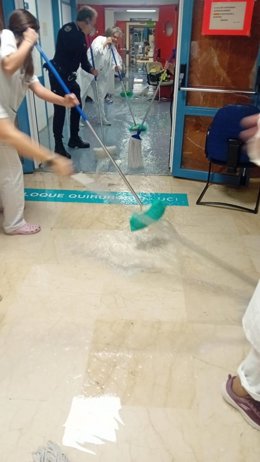 Imagen cedida de personal sanitario y policía local de Huesca achicando agua en la noche del sábado al domingo por la avería en la calefacción del Hospital Universitario San Jorge