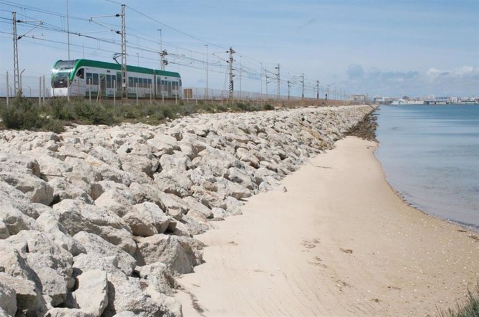 Archivo - Cádiz.- La Junta licita por 3,6 millones el mantenimiento de energía y electrificación del Trambahía 