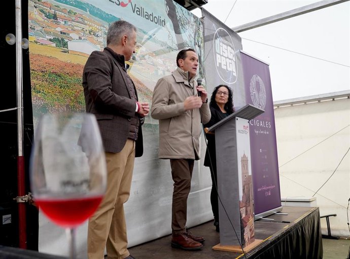 El presidente de la Diputación de Valladolid, Conrado Íscar, da el pregón de la Fiesta del Primer Vino de Mucientes (Valladolid).