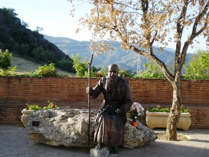 Archivo - Imagen de archivo de la estatua de Fray Leopoldo en Alpandeire (Granada).