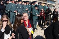 Familiares y guardias civiles honran con una ofrenda floral a los dos agentes asesinados hace un año en Barbate (Cádiz)