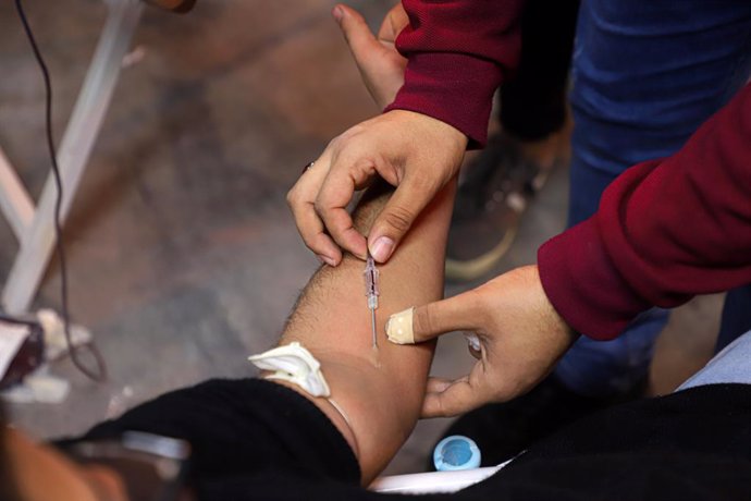 Archivo - GAZA CITY, Feb. 12, 2023  -- A Palestinian donates blood to help those who were injured in earthquakes in Trkiye and Syria, in Gaza City, Feb. 12, 2023.